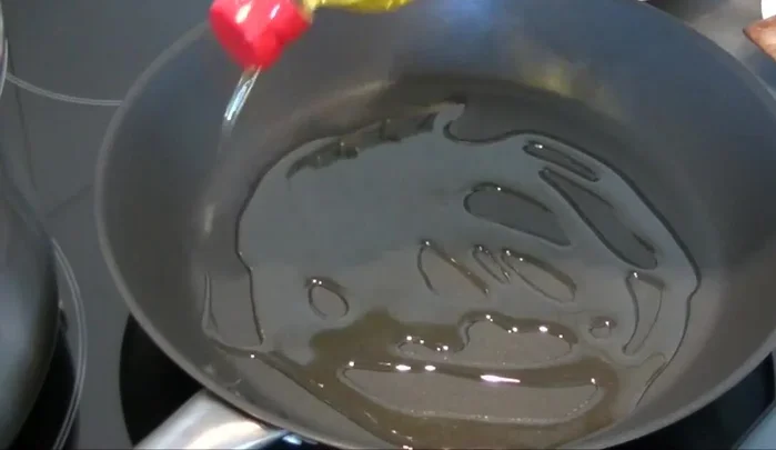 Freír el conejo en una sartén con aceite a fuego medio-alto (7 de 10), en dos tandas. Empezar con los trozos más gordos. [82.14]