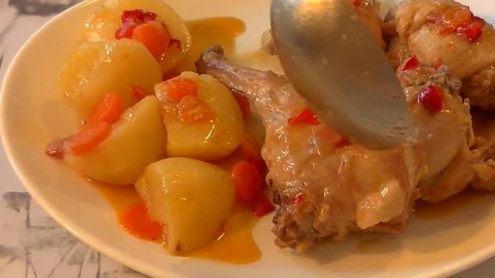 Lavar bien el conejo, prestando atención a la piel para quitar posibles astillas. Secar con papel de cocina. [1.37]