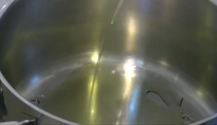 En una olla, saltear las zanahorias, cebolla y ajo picados en una olla con aceite de oliva a fuego medio. [97.8]