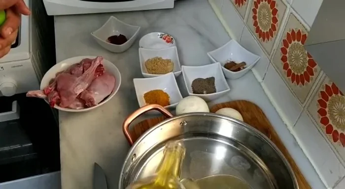 Añadir aceite a la olla.