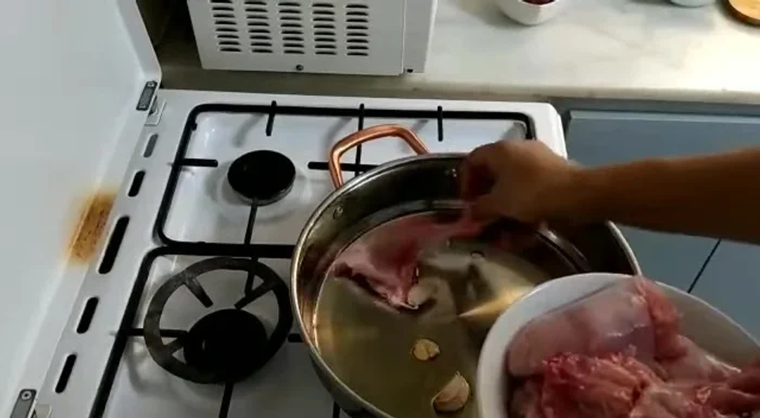 Agregar las cebollas y el ajo a la olla con el conejo. Sofreír hasta que el conejo esté dorado por todos lados.