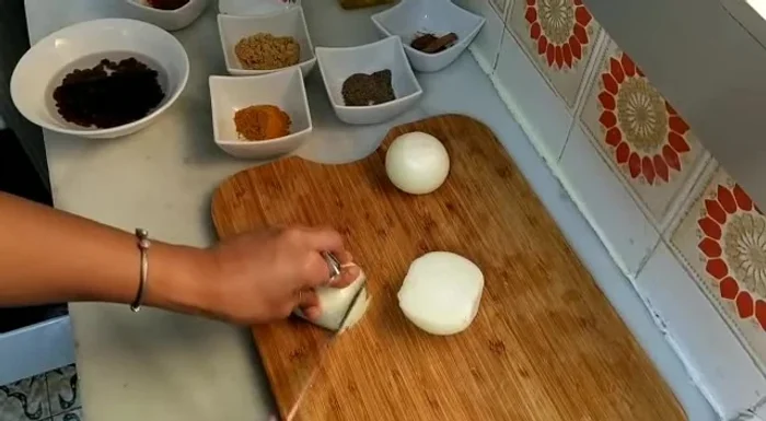 Cortar la cebolla y añadirla a la olla mientras se cocina el conejo a fuego lento.