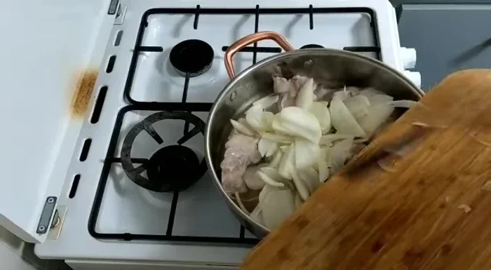 Agregar el tomate concentrado, el pimentón, el azafrán, la canela y la pimienta negra a la olla.