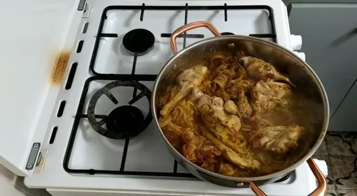 Añadir las pasas 10 minutos antes de finalizar la cocción.