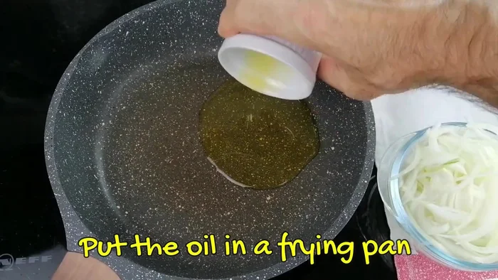 En una sartén con aceite de oliva, sofreír el ajo y la cebolla hasta que estén dorados.