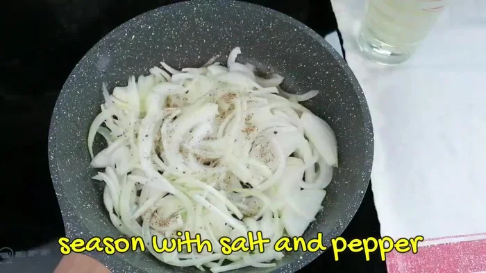 Añadir las salchichas a la sartén y cocinarlas hasta que estén doradas por todos lados.