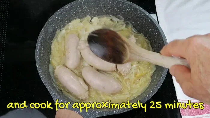Cocinar hasta que las salchichas estén tiernas y el líquido se haya reducido.