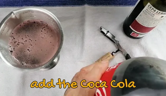 La receta probablemente se muestra visualmente en este punto, ya que no hay texto descriptivo. Se debe agregar proporciones de vino y coca cola en este paso.