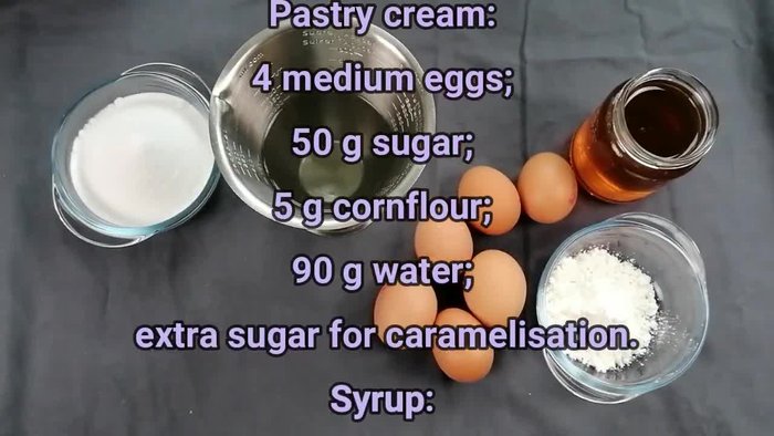 Preparación de la masa (Se asume que este paso se realiza entre los 0.33 y 42.58 segundos, basándose en la música de fondo). Este paso requiere mezclar los ingredientes secos y húmedos para formar una masa suave.