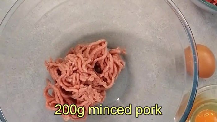 Preparación de las albóndigas (Ingredientes no especificados en el transcript)
