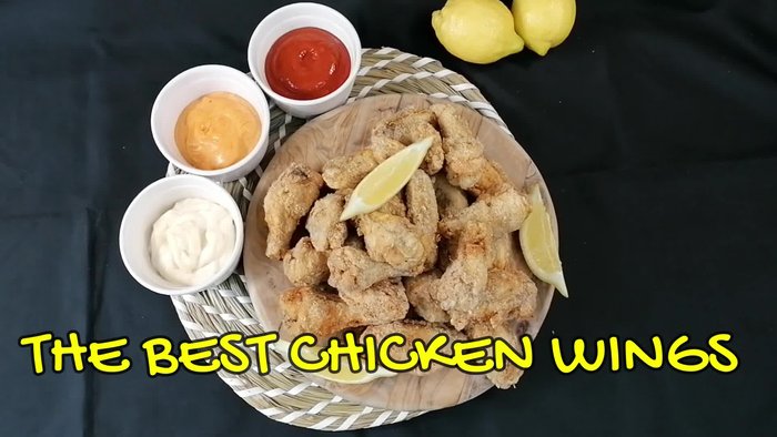Prepara las alitas de pollo. Limpia y corta si es necesario.
