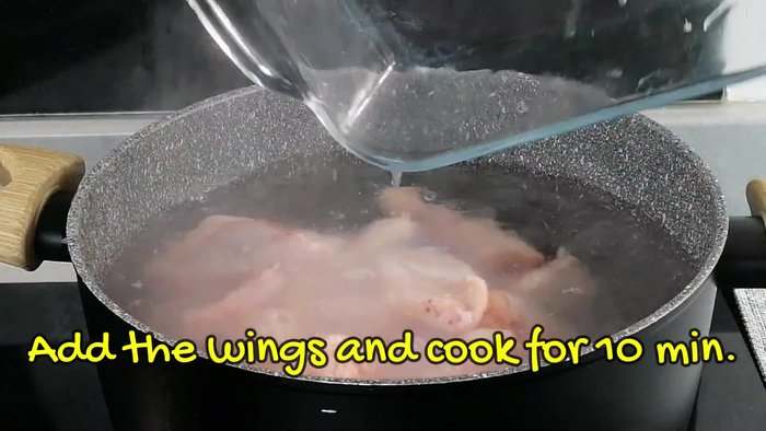 Sazona las alitas de pollo generosamente con tus especias favoritas. (Este paso se infiere de la música de fondo; el video no provee detalles específicos.)