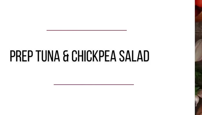 Pica finamente el pepino, el tomate, la cebolla roja y el perejil.