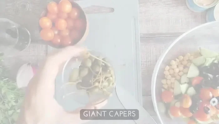Vierte el aderezo sobre la ensalada y mezcla bien.