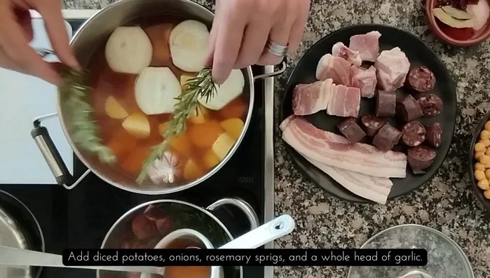 Agregar la carne y cocinar hasta que esté dorada.