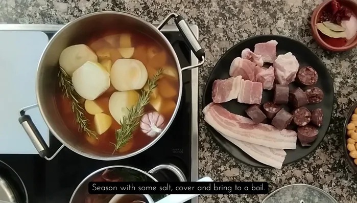Añadir los pimientos, el tomate, el pimentón, el comino y el laurel.