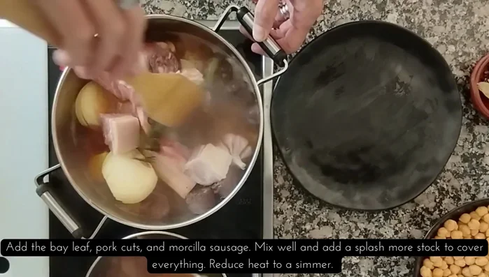 Verter el vino tinto y el caldo de carne.