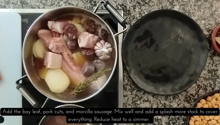 Sazonar con sal y pimienta. Si se desea, añadir guindilla para más picante.