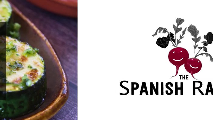 Lavar y cortar el calabacín en rodajas o cubos. (No se especifica en la transcripción, pero es un paso lógico)