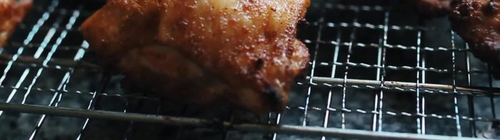 Precalentar el horno a una temperatura adecuada. (Se asume esta etapa por la música de fondo)