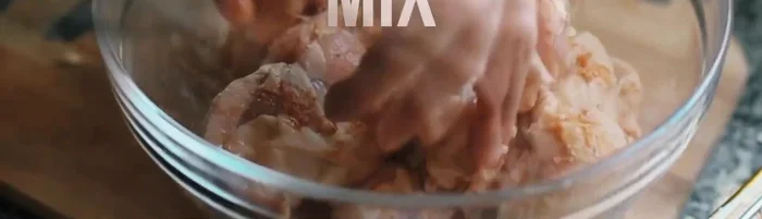 Colocar los muslos de pollo en el horno.