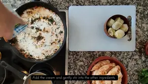 Pollo cremoso con alcachofas, espinacas y pimentón: Receta fácil