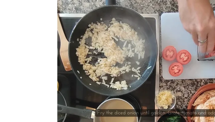 Agregar el pollo a la sartén y cocinar hasta que esté dorado.