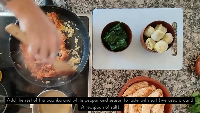 Verter la crema y dejar que la salsa espese.