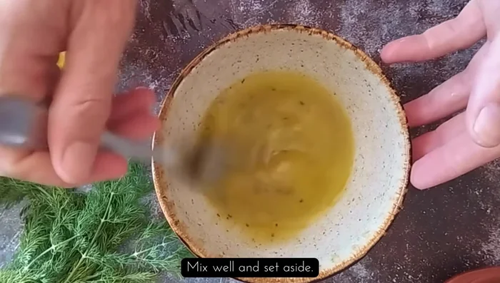 Preparar el aderezo: en un pequeño recipiente, mezclar el aceite de oliva, el zumo de limón, el orégano, la sal y la pimienta al gusto. (Aplausos marcan el fin de la preparación)