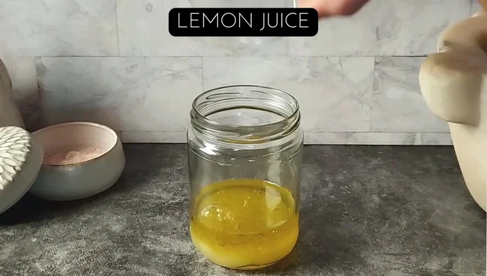 Batir vigorosamente con un batidor de alambre o tenedor hasta que la emulsión esté cremosa y bien combinada.
