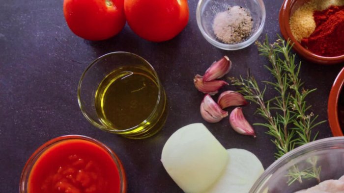Sofreír las verduras picadas en una sartén con aceite de oliva virgen extra a fuego medio. Se debe cocinar lentamente para que las verduras se ablanden y caramelicen.