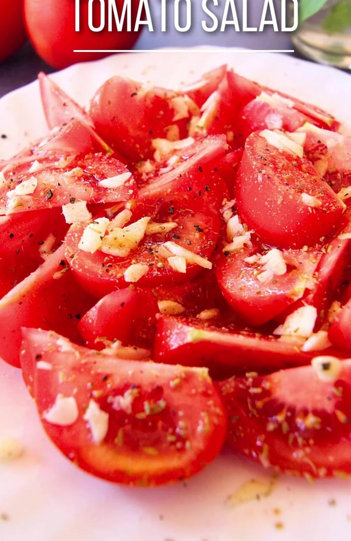 Añadir el jamón, queso, aceitunas y tomates cherry sobre el pan.
