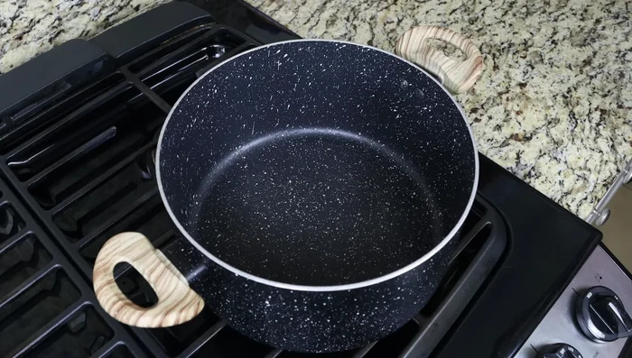 Calentar el aceite de oliva en una olla a fuego medio. Agregar las verduras picadas (excepto las patatas) y saltear durante 5 minutos.