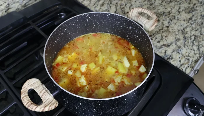 Retirar la tapa, apagar el fuego y agregar el jugo de limón. Mezclar suavemente.