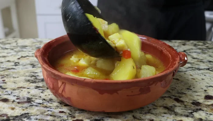 Servir la sopa en tazones, adornada con perejil fresco.