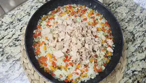 Receta de Arroz con Atún al Ajo Mediterráneo (30 min)