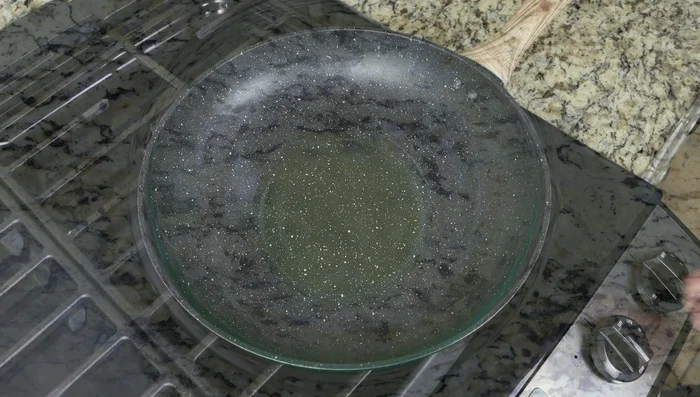 Calentar una sartén a fuego medio. Agregar 3 cucharadas (45ml) del aceite de oliva reservado del atún. Si usas atún en agua, usa aceite de oliva normal.