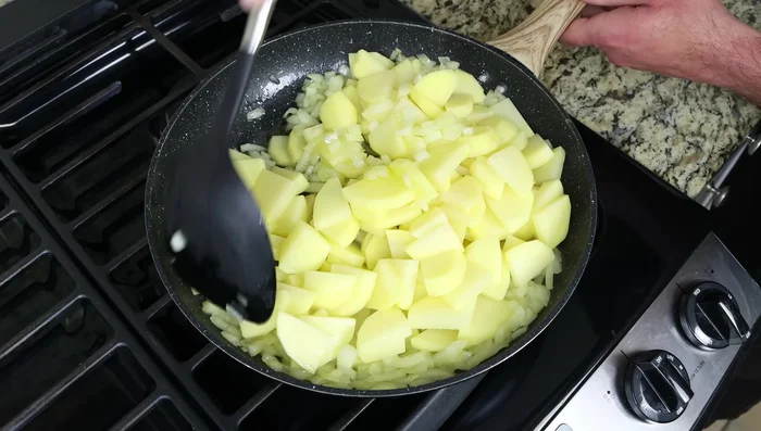 Agregar las patatas a la sartén, mezclar y cocinar, revolviendo cada 3-4 minutos, hasta que estén doradas (25 minutos). Sazonar con sal y pimienta.