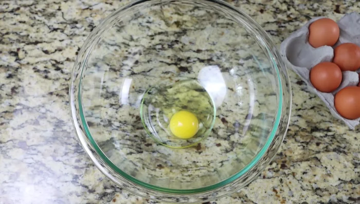 Mientras tanto, batir 6 huevos con sal y pimienta.
