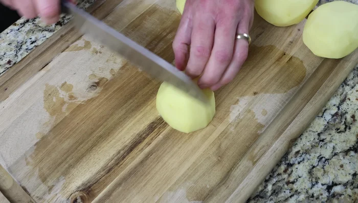 Cortar 4 patatas medianas en trozos pequeños (1/4 de grosor). Picar 2 cebollas medianas.