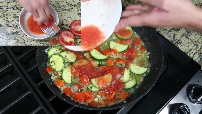 Incorporar la salsa de tomate, sazonar con sal y pimienta. Cocinar a fuego lento durante 3 minutos. (138.72)