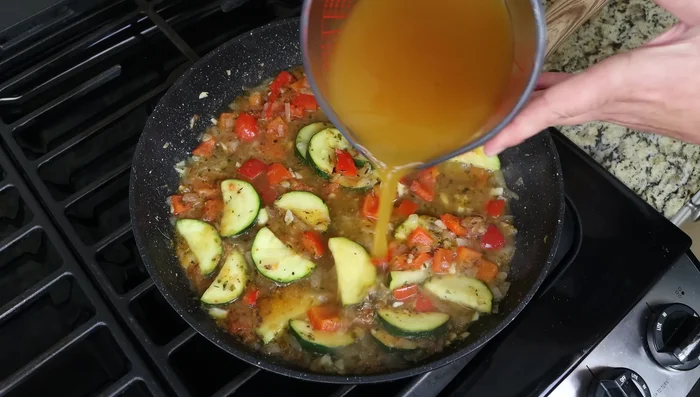 Agregar el caldo de verduras. Llevar a ebullición. (171.599)