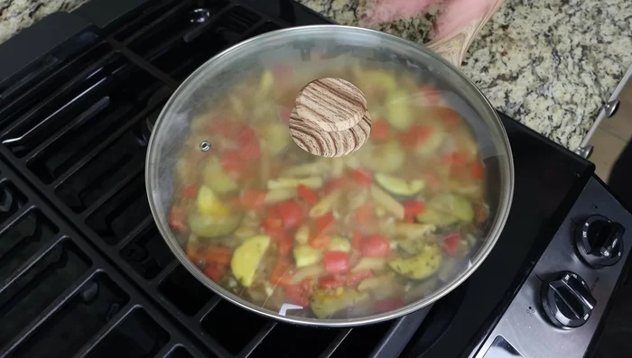 Tapar la sartén y cocinar a fuego medio-bajo durante 3-4 minutos adicionales. (225.159)