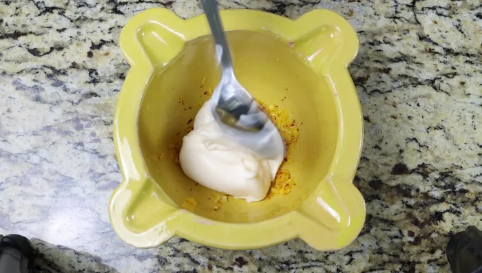 Agregar 120g de mayonesa, 5ml de jugo de limón, 15ml de aceite de oliva, sal y pimienta. Batir hasta obtener una salsa cremosa.