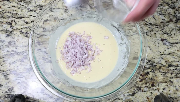 Agregar un diente de ajo finamente picado, 1.25g de pimentón, 1.5g de comino. Mezclar bien.