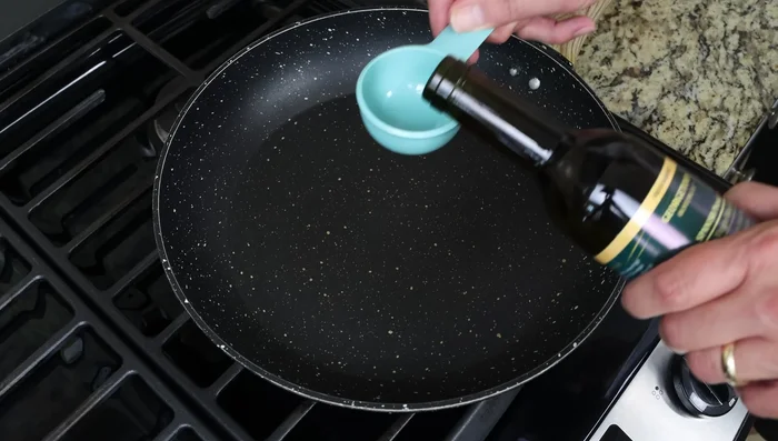 Calentar una sartén a fuego medio con aceite de oliva. Agregar las albóndigas en una sola capa y cocinar de 8 a 10 minutos por cada lado, hasta que estén doradas.