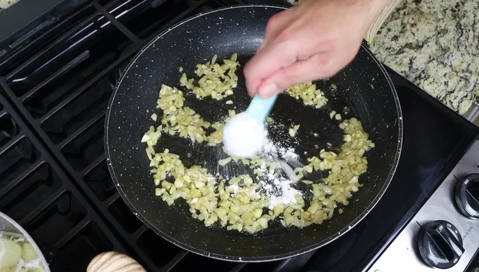 Agregar harina y cocinar durante 1-2 minutos. Incorporar vinagre de vino blanco, tomillo, sal y pimienta. Mezclar bien.