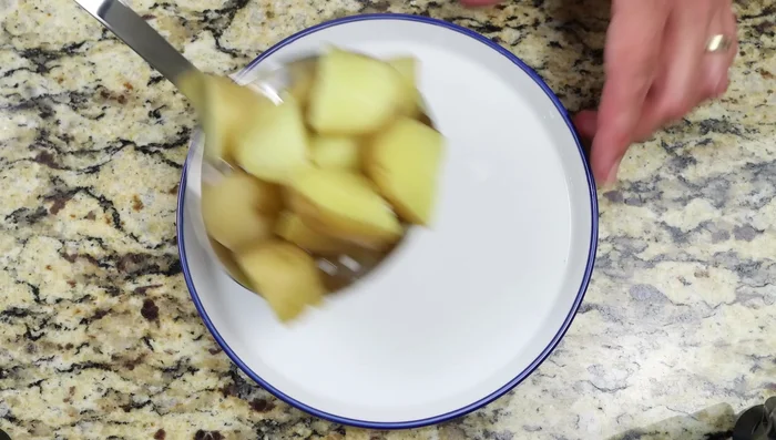 Escurrir las papas cocidas. Emplatar las papas, las albóndigas y la salsa. Espolvorear con perejil fresco.