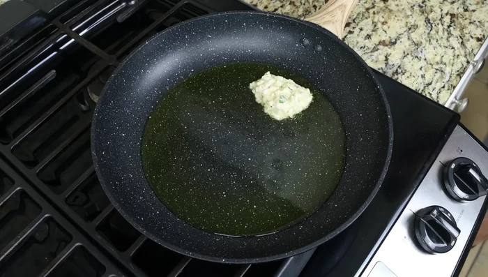 Añade cucharadas de la masa a la sartén, asegurándote de que estén espaciadas uniformemente. Cocina durante 3-4 minutos por lado, hasta que estén doradas.