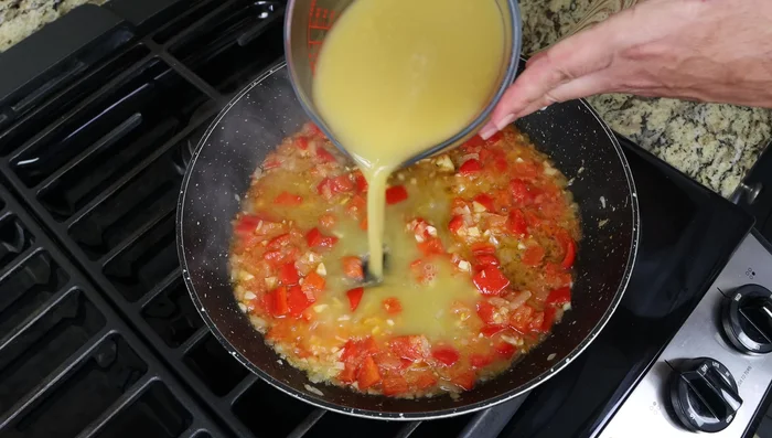 Agregar 720 ml de caldo de pescado (o caldo de pollo/vegetal/agua), y 7 g de azafrán. Llevar a ebullición a fuego alto. (124.759)